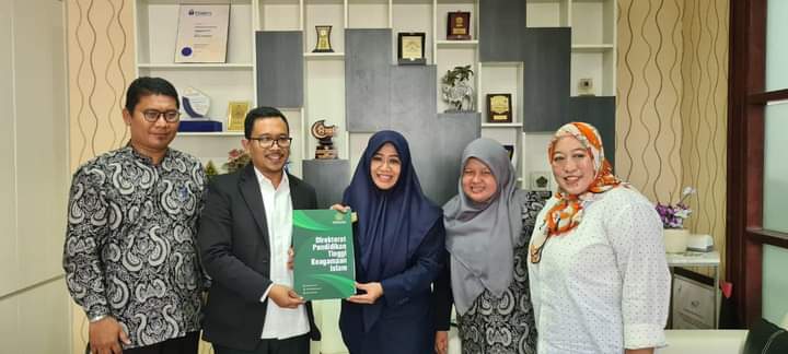 Penyerahan Izin Operasional oleh Kementerian Agama Republik Indonesia